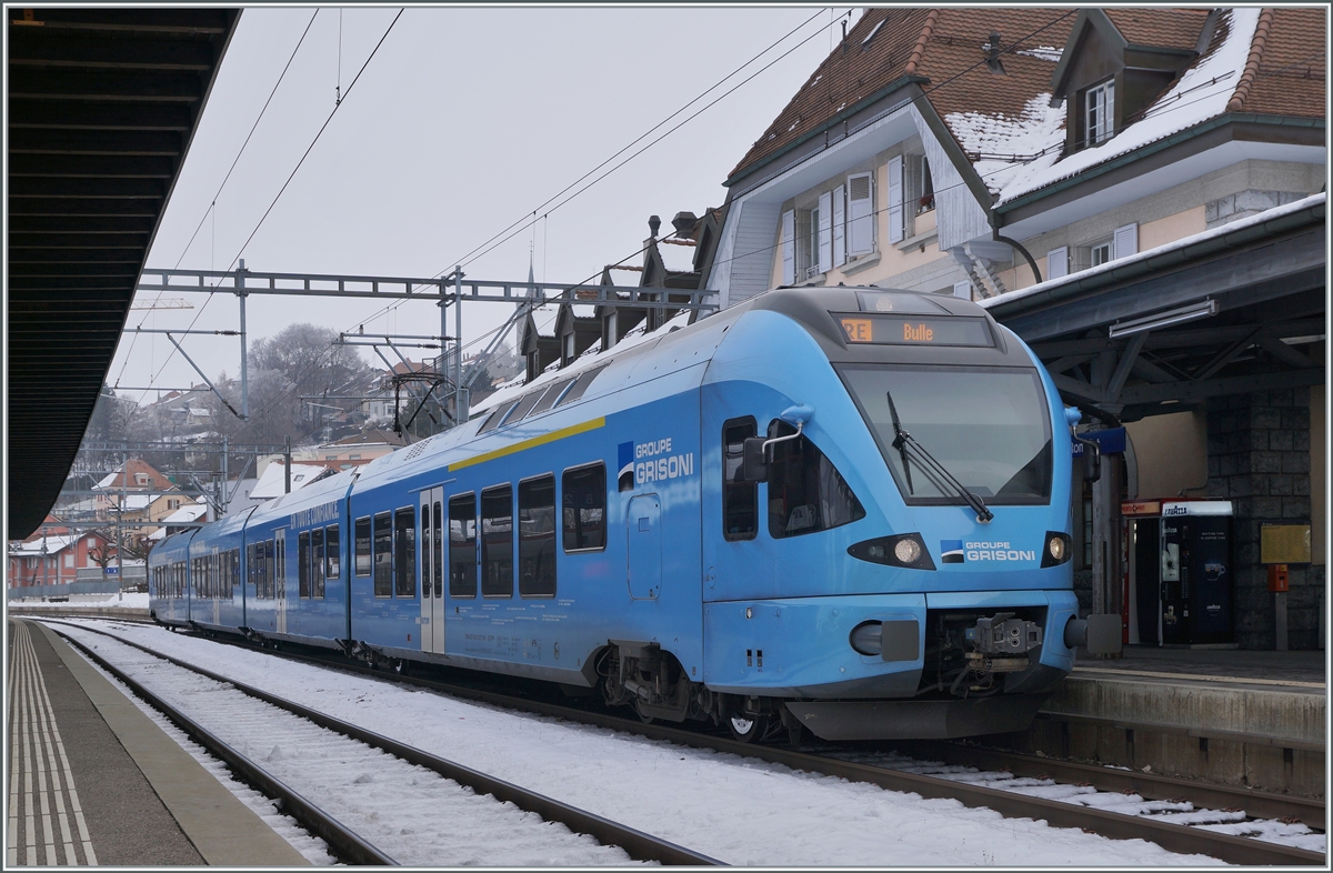 Auf der Strecke von Düdigne/Fribourg - Romont - Bulle verkehren neben den SBB Domino Zügen auch TPF Flirts, so wie zum Beispiel dieser schöne hellblaue Werbe RABe 527 198 der in Romont auf die Abfahrt nach Bulle wartet. 

22. Dezember 2021