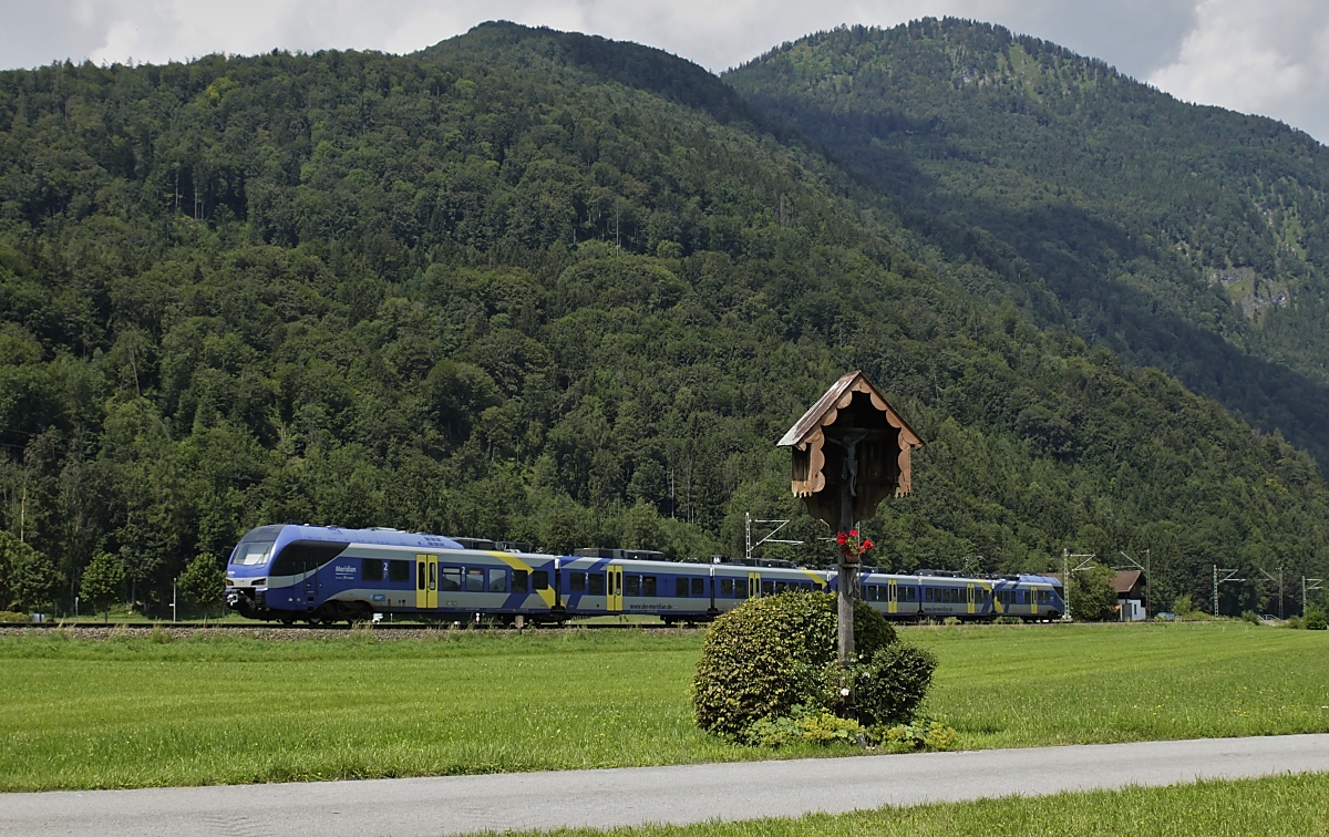 Auf den Strecken von München nach Kufstein und Salzburg setzt die Bayerische Regionalbahn (ex Meridian) sechsteilige Stadler-Flirt 3 ein, am 20.07.2020 ist ein solcher Zug bei Niederaudorf nach Kufstein unterwegs