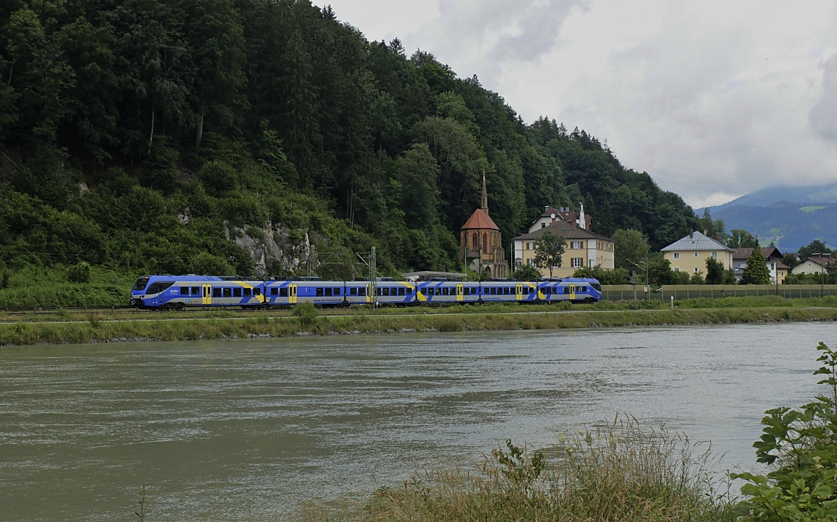 Auf den Strecken von München nach Kufstein und Salzburg setzt die Bayerische Regionalbahn (ex Meridian) sechsteilige Stadler-Flirt 3 ein, am 17.07.2020 wurde ein unbekannter Flirt 3 von der österreichischen Innseite aus bei Kiefersfelden kurz vor Passsieren der Staatsgrenze aufgenommen