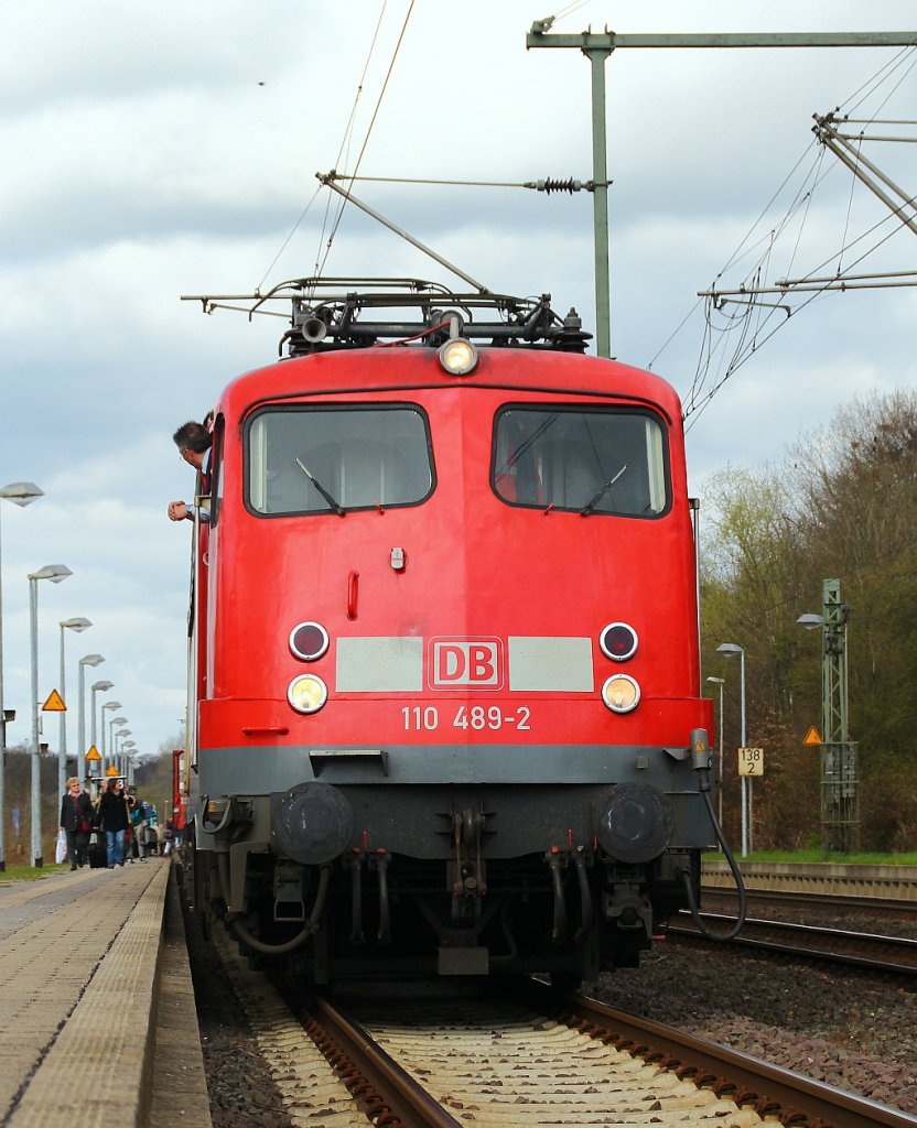 Auf Wunsch nochmal die bearbeitete Version(mit 20% Nachschärfung und Farbkorrektur) der 110 489-2 in Schleswig. 15.4.12