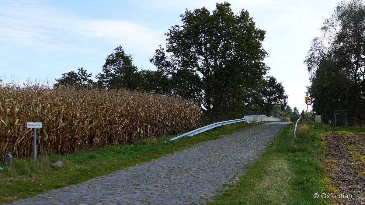 Auffahrt mit Kopfsteinpflaster zu Brücke über die BAB 7 bei Brock.