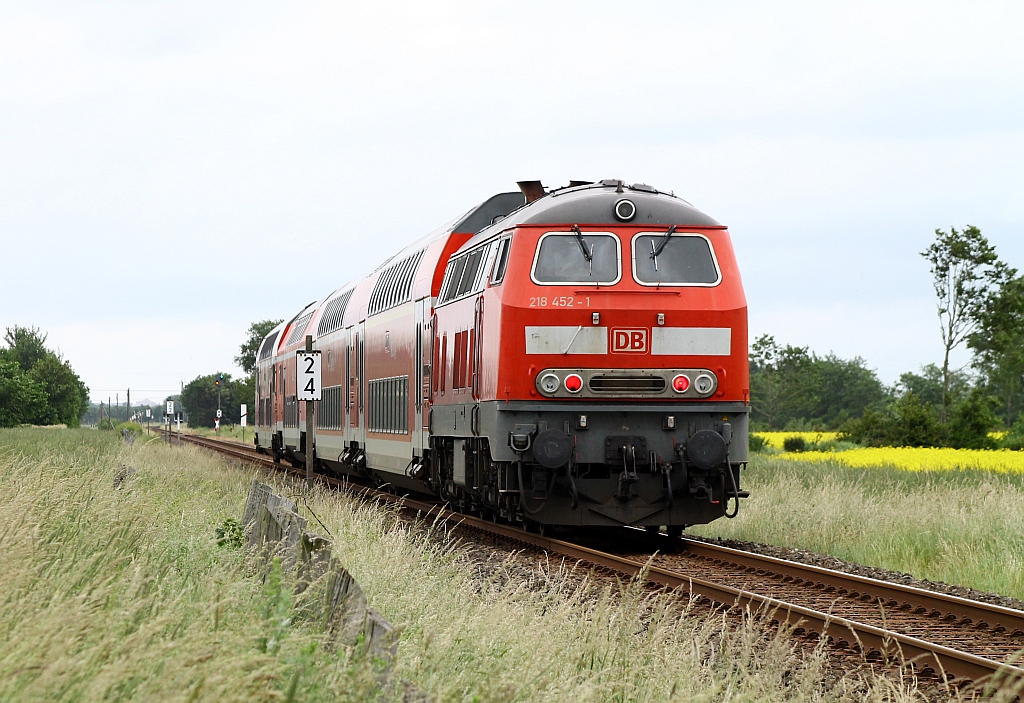 Aufgenommen ca 3km vor Jübek an einem Bü der KBS 134(Husum-Kiel)schiebt die 218 452-1 ihre RB nach Kiel Richtung Bhf Jübek. 26.06.2013