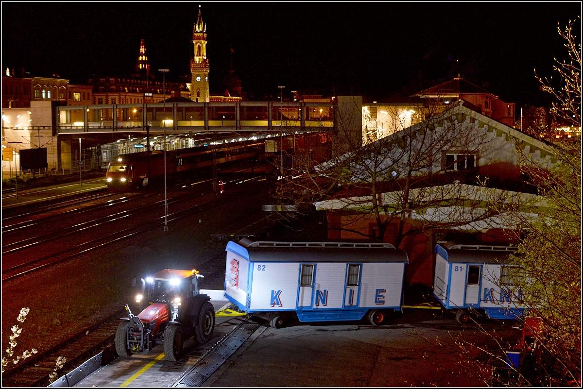 Aufladen des Zirkus Knie in Konstanz. Spektakulär sieht der Verlad vor der beleuchteten Stadtsilhouette aus. April 2016.