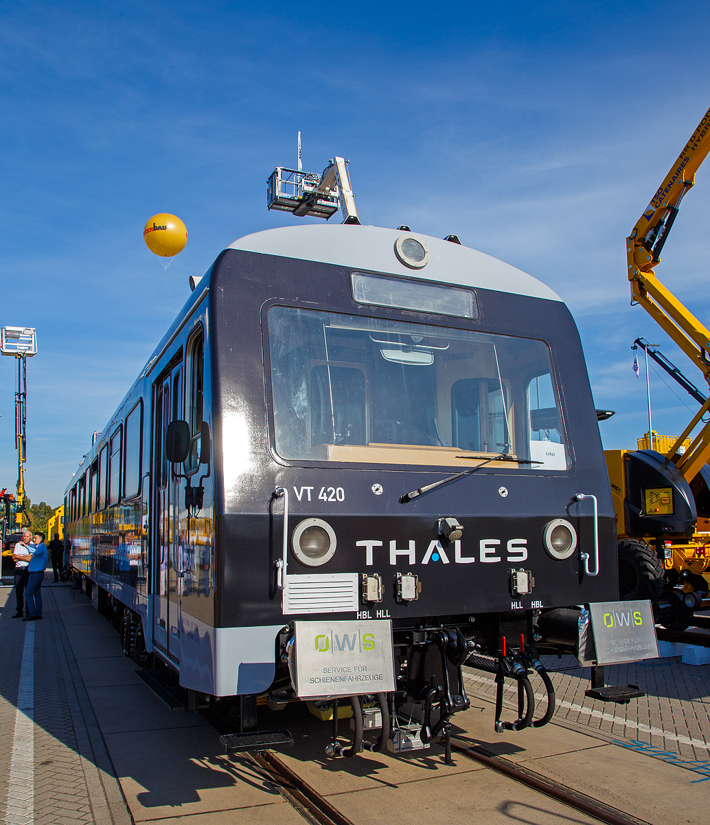 Aus alt mach neu, das nennt man Nachhaltigkeit....
Der ETCS-Messtriebwagen VT 420 „Thales Lucy Train“ der THALES war auf der InnoTrans 2018 in Berlin (hier 18.09.2018) ausgestellt.2018 noch eingestellt als 95 80 0626 420-3 D-WEG durch die Wrttembergische Eisenbahngesellschaft mbH (WEG), seit 2020 nun als 95 80 0626 420-3 D-THADE.

Der Triebwagen wurde 1994 von ABB (ex Waggon Union) in Berlin-Borsigwalde unter der Fabriknummer 36234 gebaut und als VT 420 an den Zweckverband Verkehrsverband Wieslauftalbahn (ZVVW) geliefert, 2001 ging er an die der Wrttembergischen Eisenbahn-Gesellschaft (WEG) und ca. 2014 an die Thales Transportation Systems GmbH (Stuttgart). THALES baute den VT 420 zum ETCS/LZB Messtriebwagen und zum Probetrger autonomes Fahren umgebaut.

TECHNISCHE DATEN:
Achsformel: B’B’
Lnge ber Puffer: 	23.890 mm
Drehzapfenabstand: 15.100 mm
Achsabstand im Drehgestell:  2.200 mm
Leergewicht: 39,0 t
Hchstgeschwindigkeit: 	100 km/h 
Motor: 2 Stck MAN D 2866 LUE (wassergekhlter 6-Zylinder-Viertakt-Diesel-Reihenmotor mit Direkteinspritzung, Abgasturboaufladung und Ladeluftkhlung in Unterflurbauweise als Einbaumotor)
Leistung: 	2  250 kW (2x 340 PS) 
Getriebe: 2 Stck Voith Turbogetriebe T211rz
Leistungsbertragung: hydraulisch
