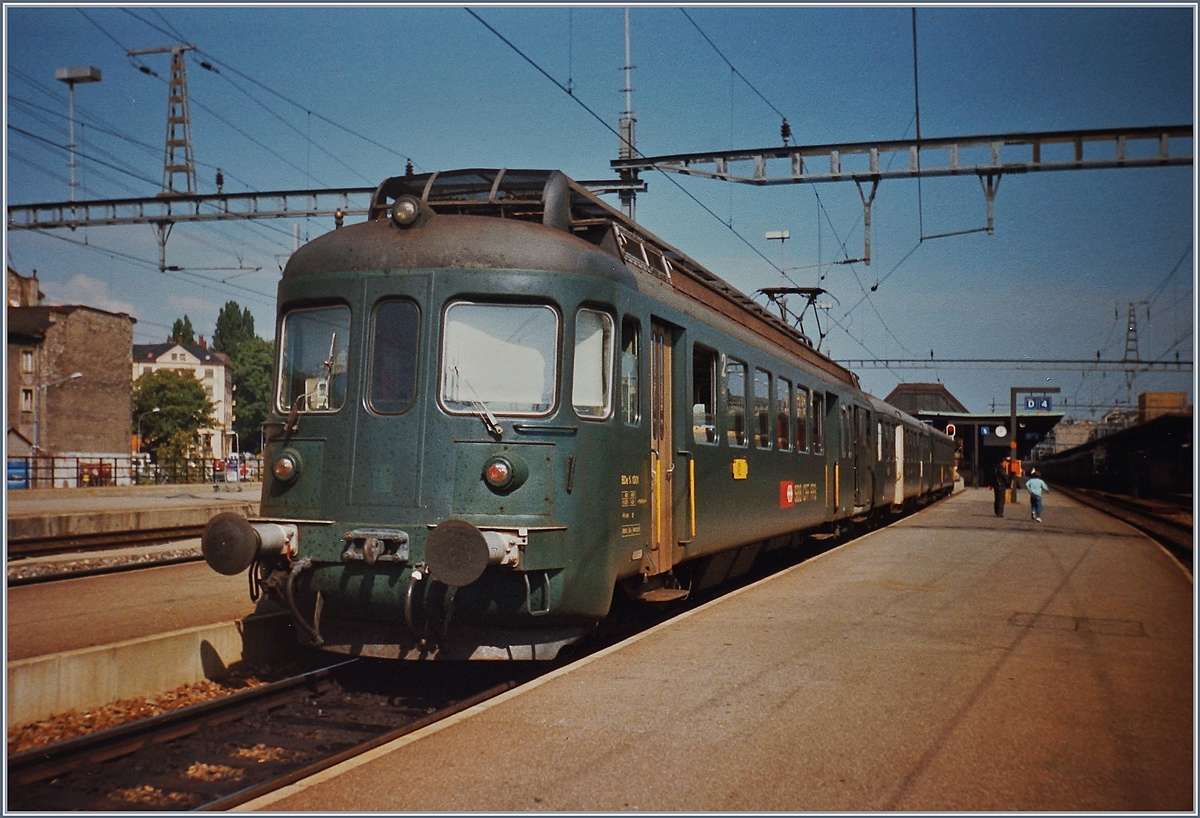 Aus Alters- und Verschleissgründen schon länger nicht mehr zwischen Genève und La Plaine im Einsatz sind die Gelichstrom Triebwagen BDe 4/4 1301 und 1302. 

Hier wartet im Herbst 1993, kurz vor dem Ende der Einsatzzeit, ein Regionalzug aus BDe 4/4 1301, B, und Bt in Genève die nächste Fahrt nach La Plaine. 

Oktober 1993