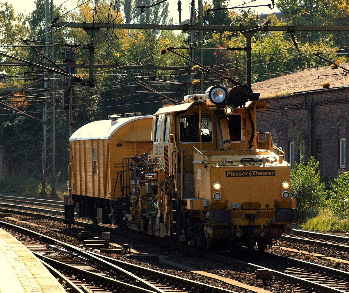 Aus dem Archiv: Plasser & Theurer USP 2000 mit Gerätewagen durchfährt hier den Bhf HH-Harburg am 15.10.2011