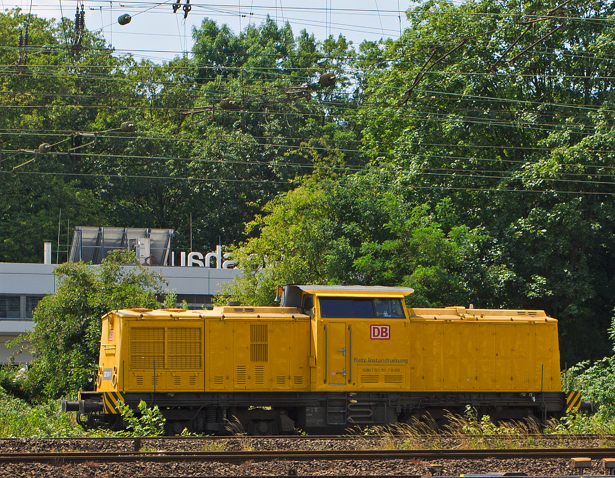 
Aus dem DB Museum Koblenz-Lützel heraus konnte ich am 22.06.2014 die abgestellte 203 301-7  Dieter  der DB Netz AG, ex DR 110 675-6, ex DR 112 675-4, ex DB 202 675-5, fotografieren.

Die V 100.1 wurde 1974 bei LEW (VEB Lokomotivbau Elektrotechnische Werke „Hans Beimler“, Hennigsdorf) unter der Fabriknummer 14376 gebaut und als 110 675-6 an die DR ausgeliefert. 
1983 erfolgte der Umbau und Umzeichnung in DR 112 675-4, die Umzeichnung in DR 202 675-5 erfolgte 1992 und ab 01.01.94 dann DB 202 675-5, die Ausmusterung bei der DB erfolgte 2000 und ging dann an SFZ - Schienenfahrzeugzentrum Stendal (heute ALS - ALSTOM Lokomotiven Service GmbH, Stendal), hier erhielt sie einen neuen CAT-Motor und wurde entsprechend in 203 301-7 umbezeichnet. Im Jahr 2001 ging sie dann als 203 301-7  Dieter  an die DB Bahnbau und 2004 an die DB Netz AG. 
Sie hat die NVR-Nummer 92 80 1203 301-7 D-DB und die EBA-Nummer EBA 01C23K 301.

Technische Daten:
Spurweite: 1.435 mm (Normalspur)
Achsanordnung: B'B'
Höchstgeschwindigkeit: 100 km/h
Kleinste Dauerfahrgeschwindigkeit: 18 km/h
Dienstgewicht: 69 t
Länge über Puffer: 14.240 mm
Radsatzabstand im Drehgestell: 2.300 mm
Drehzapfenabstand: 7.000 mm
Kleinster befahrbarer Gleisbogenradius: 100 m

Motortyp: Caterpillar 3512 B DI-TA
Motorart: 12-Zylinder-Dieselmotor mit Direkteinspritzung, Abgasturbolader und Ladeluftkühlung
Motorleitung: 1.305 kW (1.775 PS) bei 1.600 U/min
Hubraum: 51,8 l (Bohrung-Ø 170 x Hub 190 mm)
Motorgewicht: 6.537 kg
Getriebe: Voith Strömungsgetriebe GSR 30/5,7
