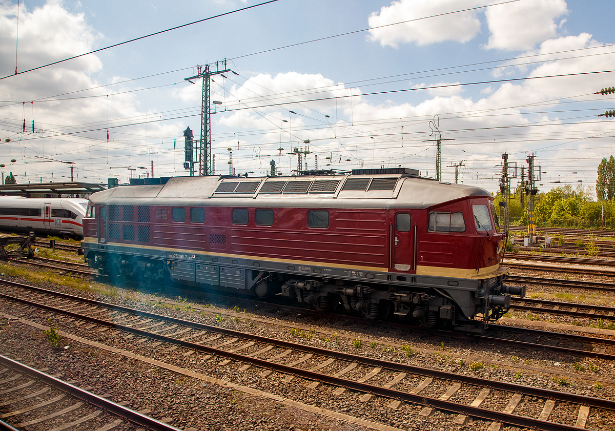 Aus dem IC heraus, daher leider etwas mit Spiegelungen......
Die „Ludmilla“ 232 068-7 (92 80 1232 068-7 D-SLRS) der Salzland Rail Service GmbH (Bernburg/Saale), Eigentmer ist jedoch die Nrnberger Leasing GmbH, steht am 30.04.2022 beim Bahnhof Hamm (Westf.).

Die Ludmilla bzw. V 300 wurde 1974 von LTS (Luhanskyj Teplowosobudiwnyj Sawod , auch bekannt als Lokomotivfabrik Lugansk (ehemals Woroschilowgrad) unter der Fabriknummer 0258 gebaut und als DR 132 068-8 an die Deutsche Reichsbahn (DR) geliefert. Zum 01.01.1992 erfolgte die Umzeichnung in DR 232 068-7 und zum 01.01.1994 dann in DB 232 068-7. Im Jahre 2005 wurde sie bei der DB Cargo ausgemustert und sie ging an die Tochter MEG - Mitteldeutsche Eisenbahn GmbH als Lok 313, 2017 ging sie an die Leipziger Eisenbahnverkehrsgesellschaft mbH (LEG) und im April 2022 ging sie ber die Nrnberger Leasing GmbH an die Salzland Rail Service GmbH.
