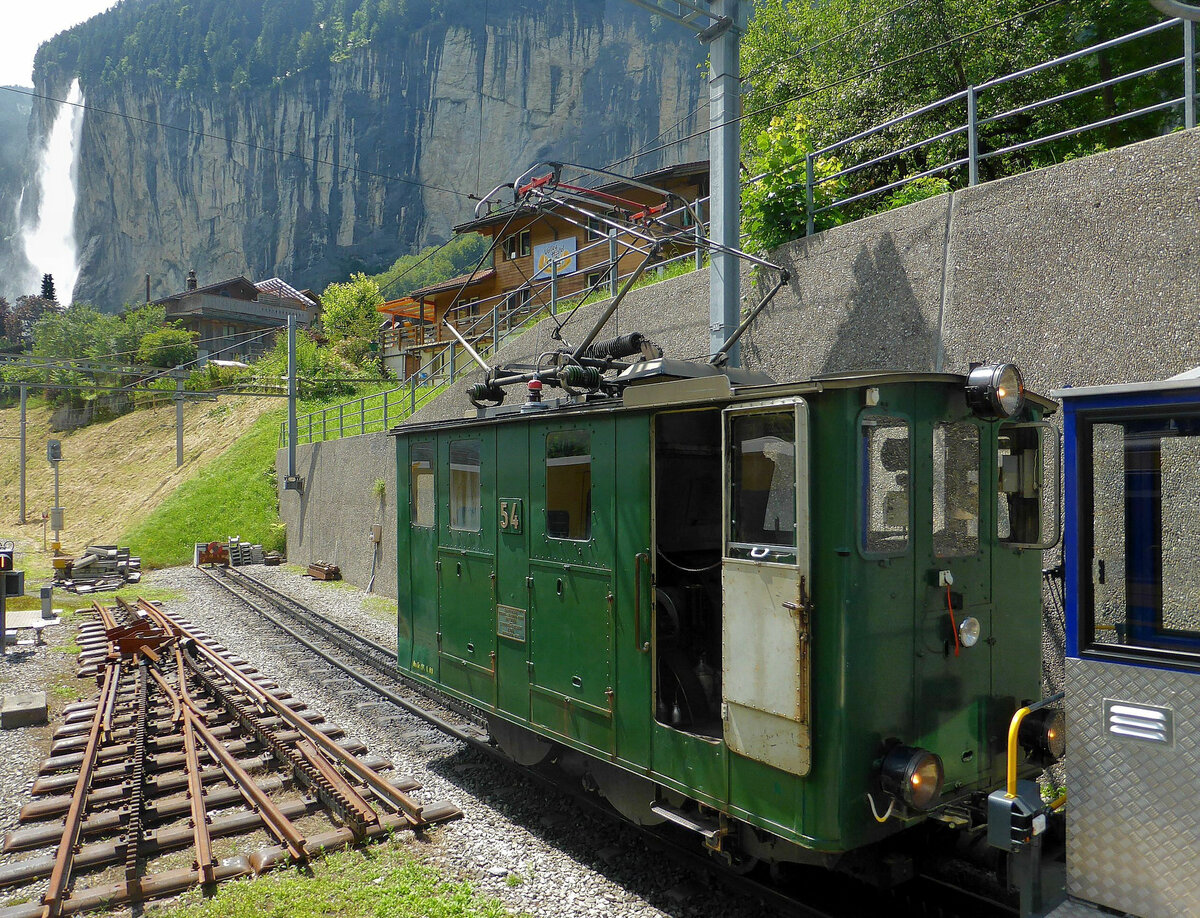  Aus dem Leben der Wengernalpbahn Lok 54 : Mit Blick auf den ziemlich imposanten Staubbach in Lauterbrunnen, 31.Juli 2014 