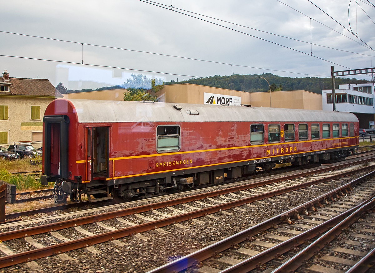 Aus dem verbeifahrendem Zug heraus und daher leider mit Spielelungen....
Der ehemaligen MITROPA Speisewagen 51 85 88-70 105-3 CH-HSF, der Gattung WRm 130.1, der Haltinger Speisewagenfreunde (HSF), eingestellt bei der Eurovapor, abgestellt am 09.09.2021 in Sissach.

Der Wagen wurde 1994 von der Vereinigten Schienenfahrzeugbau der DDR, VEB Wagonbau Bautzen, gebaut. Der Mitropa-Speisewagen bietet 40 Plätze mit Tischen (4-er Tische und 2-er Tische) und hat eine vollwertige Speisewagenküche. Der Speisewagen ist zugelassen in der Schweiz, Deutschland, Österreich, Italien, Frankreich (CH / D / A / I / F).

Der einst von der Speisewagengesellschaft MITROPA eingesetzte Speisewagen ging 1996 in Privatbesitz über. Er stammt aus einer Serie von 26 Speisewagen welche 1984 für die Speisewagengesellschaft MITROPA beim VEB Wagonbau Bautzen gebaut wurden. 1990 wurden sie von der Deutsche Reichsbahn übernommen. Mit einer Länge von 26,4 Metern entsprachen sie der Bauart UIC-Z. Sie boten neben einem Speiseraum mit 40 Sitzplätzen eine moderne Küche und als Besonderheit eine Duschkabine für das Personal. Die Wagen wurden zunächst in Transitzügen und internationalen Zügen eingesetzt, ab 1992 kamen sie auch in den Intercity-Verkehr, wofür einige der ursprünglich rot lackierten Wagen modernisiert und orientrot-lichtgrau mit pastellviolettem Begleitstreifen lackiert wurden. Ein Wagen lief vorübergehend in blauem Anstrich für die CityNightLine. Spätestens nach dem Jahr 2000 wurden die Wagen ausgemustert und teils an Museumsbahnen verkauft.

TECHNISCHE DATEN:
Spurweite: 1.435 mm (Normalspur)
Länge über Puffer: 26.400 mm
Gesamtgewicht:	44 t
Höchstgeschwindigkeit: 160 km/h
Sitzplätze : 40
Bremse: KE-GP-R

Wer war die Mitropa:
Die MITROPA (vollständiger Firmenname MITROPA Mitteleuropäische Schlafwagen- und Speisewagen-Aktien-Gesellschaft, ab 1994 MITROPA AG) war eine Bewirtungs- und Beherbergungsgesellschaft, die die Versorgung von Reisenden in Bahnhöfen und auf Autobahnraststätten bereitstellte und durchführte. Sie wurde 1916 zum Betrieb von Schlaf- und Speisewagen gegründet. „MITROPA“ ist ein Akronym, das sich aus „MITteleuROPäische Schlaf- und Speisewagen Aktiengesellschaft“ ableitet.
Nach dem 2. Weltkrieg blieb auf dem Gebiet der sowjetischen Besatzungszone bzw. DDR (im Netz der DR) der Name MITROPA erhalten. In den Westzonen bzw. spätere Bundesrepublik Deutschland (im Netz der DB) bildeten sich nach 1945 aus den MITROPA-Betrieben die Deutsche Schlafwagen- und Speisewagengesellschaft (DSG).
