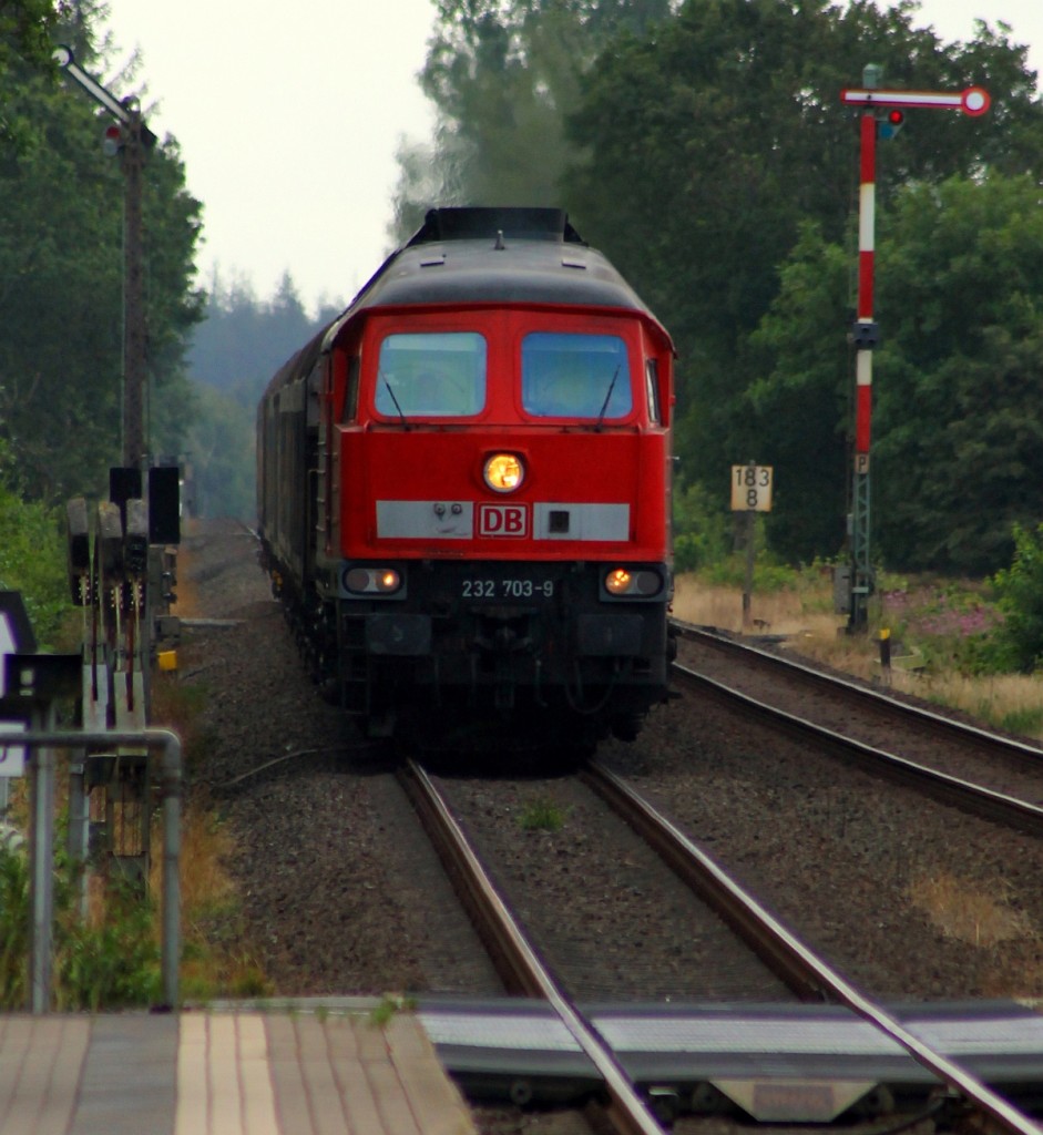 Aus dem Wald kommt mit lautem Getöse die 232 703-9 mit einem Gz Richtung Niebüll durch Langenhorn gedieselt. 31.07.14