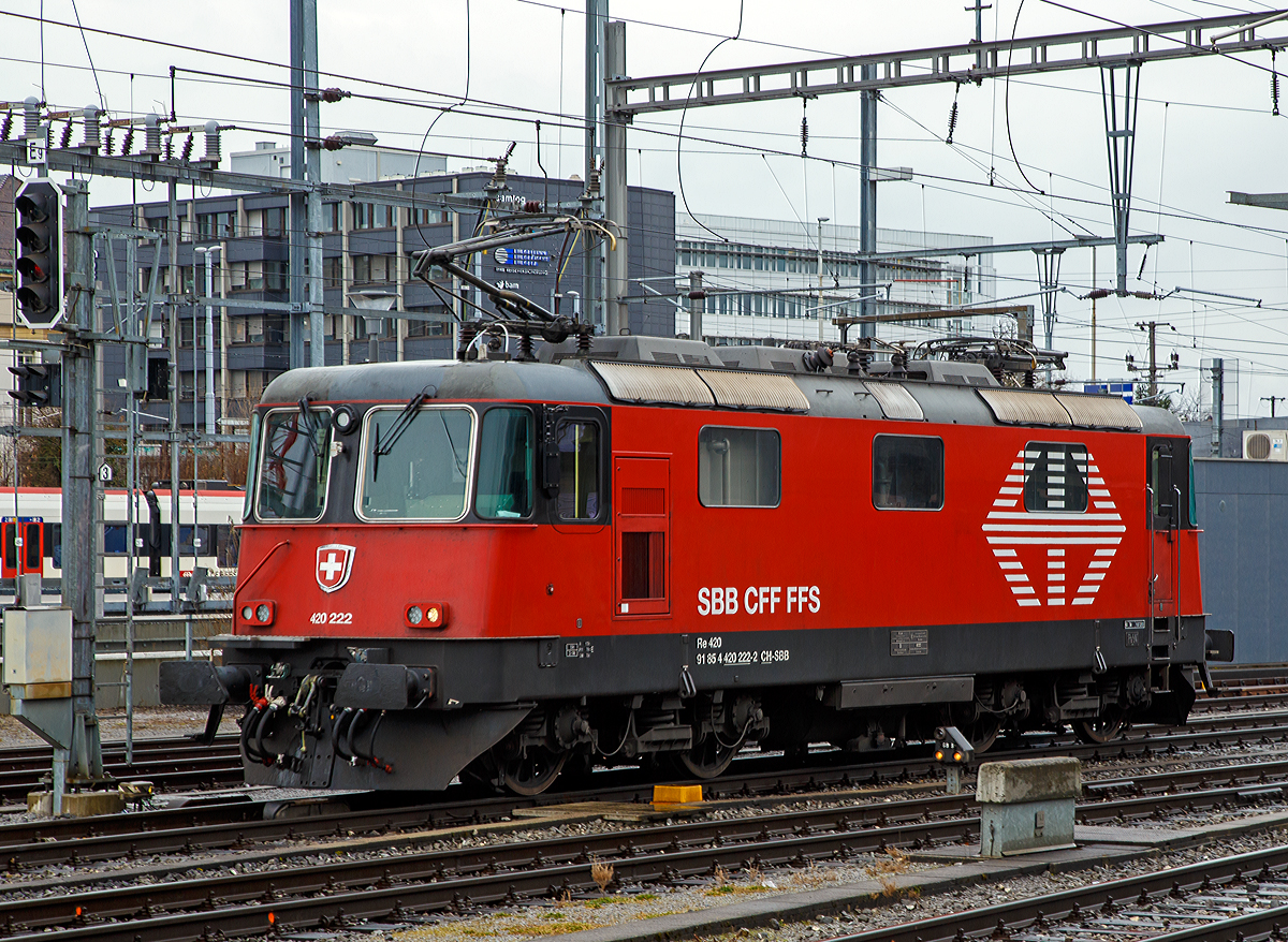 Aus dem Zug heraus....
Die SBB LION Re 420 222 (91 85 4420 222-2 CH-SBB), ex Re 4/4 II - 11 222, steht am 17.02.2017 beim Bahnhof Basel SBB.

Modernisierungsprogramm LION
30 der Re 4/4 II (11201–11230)  der 2. Serie sind von 2011 bis 2016 als Re 420 LION fr die Zrcher S-Bahn SBB im Industriewerk Bellinzona modernisiert worden. Sie erhielten dabei eine Vielfachsteuerung Vst 6c (zustzlich zur vorhandenen IIId), eine 18-polige UIC-Leitung, eine neue Verkabelung mit brandhemmendem Material, neue Batterieladegerte, Geschwindigkeitsmessanlagen vom Typ Hasler TELOC 1500, Fhrerstandsanzeigen und Geschwindigkeitsanzeigern vom Typ Hasler SPEEDO. uerlich erkennbar sind die neuen LED-Scheinwerfer, Rechteck-Puffer, die WBL-85-Stromabnehmer (von den Re 460), die wegfallenden Chrombuchstaben SBB–CFF bzw. SBB–FFS und die neue Farbgebung, die an die der Re 460 angelehnt ist. 
