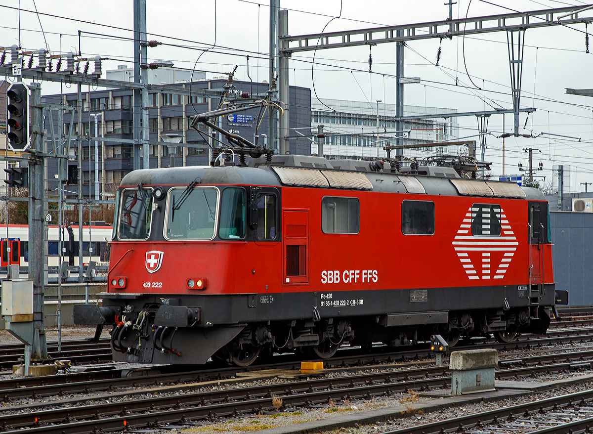 
Aus dem Zug heraus....
Die SBB LION Re 420 222 (91 85 4420 222-2 CH-SBB), ex Re 4/4 II - 11 222, steht am 17.02.2017 beim Bahnhof Basel SBB.

Modernisierungsprogramm LION
30 der Re 4/4 II (11201–11230)  der 2. Serie sind von 2011 bis 2016 als Re 420 LION für die Zürcher S-Bahn SBB im Industriewerk Bellinzona modernisiert worden. Sie erhielten dabei eine Vielfachsteuerung Vst 6c (zusätzlich zur vorhandenen IIId), eine 18-polige UIC-Leitung, eine neue Verkabelung mit brandhemmendem Material, neue Batterieladegeräte, Geschwindigkeitsmessanlagen vom Typ Hasler TELOC 1500, Führerstandsanzeigen und Geschwindigkeitsanzeigern vom Typ Hasler SPEEDO. Äußerlich erkennbar sind die neuen LED-Scheinwerfer, Rechteck-Puffer, die WBL-85-Stromabnehmer (von den Re 460), die wegfallenden Chrombuchstaben «SBB–CFF» bzw. «SBB–FFS» und die neue Farbgebung, die an die der Re 460 angelehnt ist. 