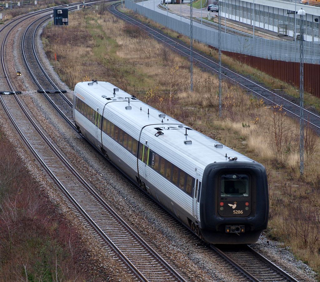 Aus Deutschland kommen hat hier der MF/MFB Triebwagen 50/5286 Einfahrt in Aarhus. 29.11.2009