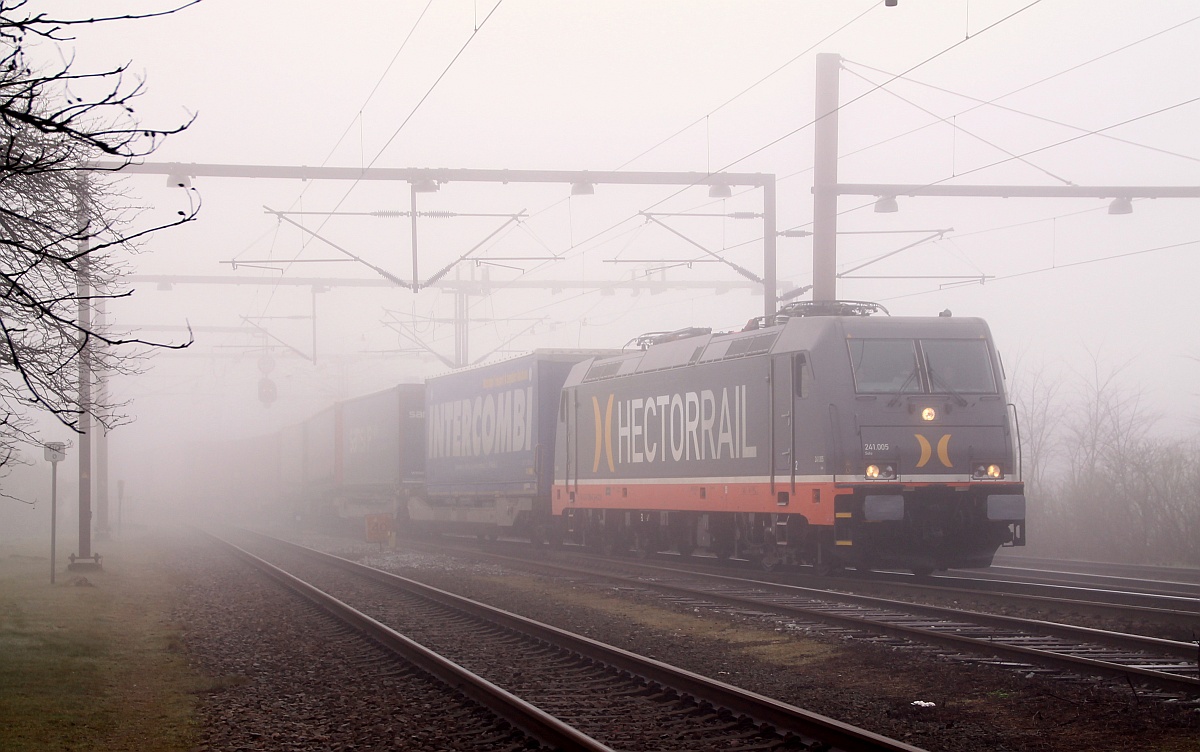 Aus Deutschland kommend hat hier die Hectorrail 241.005-6  Solo  mit ihrem KLV Einfahrt in Padborg/DK. 01.03.2014