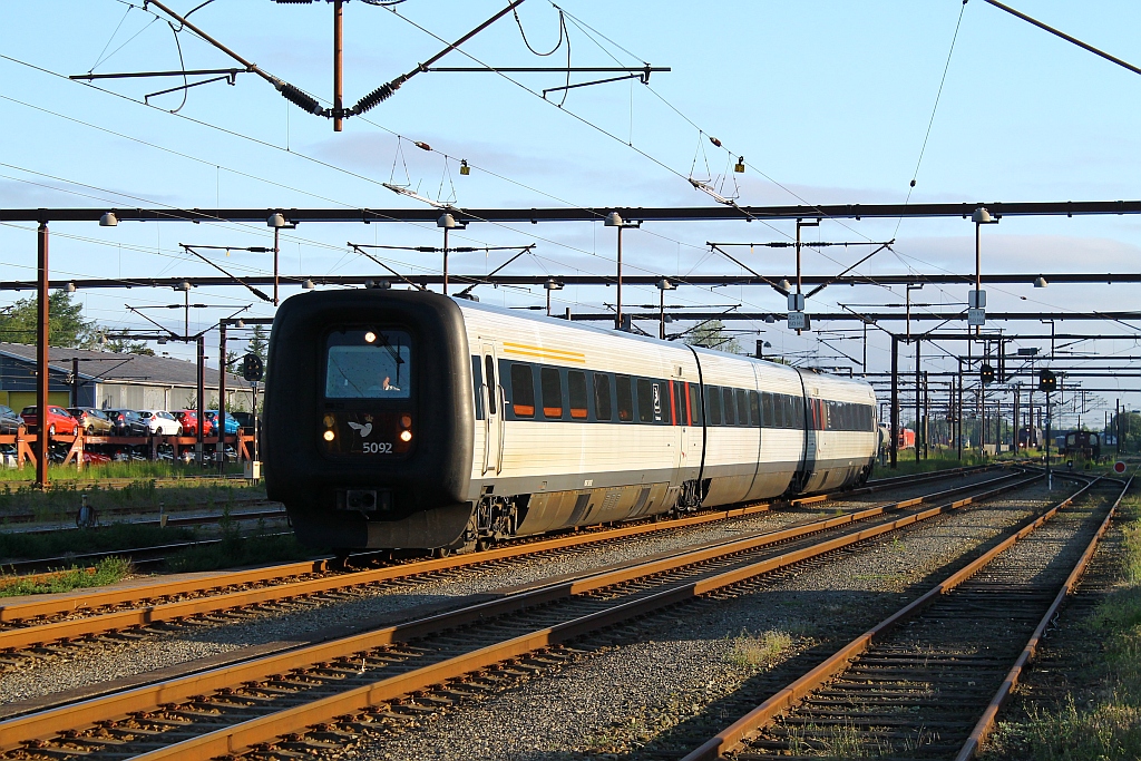 Aus Fredericia kommend hat in Padborg Einfahrt der MF/FF/MFB 50/54/5292 IC3 Triebwagen der DSB. 08.06.2013