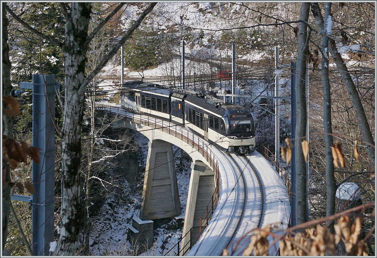 Aus gutem Grund nutze ich die östliche Seite zum Fotografieren der 93 Meter langen Pont Gardiol sehr selten: der Zugang ist etwas beschwerlich und selbst im Winter reicht die Vegetation von allen Seiten ins Bild rein. 
Trotzdem habe ich es nach langem wieder einmal versucht: Im reichlich verzierten Bild ist der CEV MVR  ABeh 2/6 7501 als MOB Regionalzug R 23l4 von Montreux nach Les Avants unterwegs.

10. Januar 2021