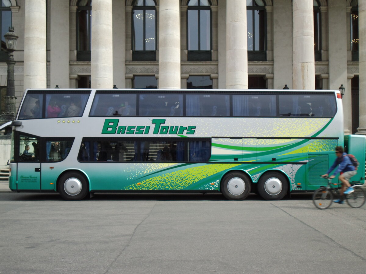 Aus Italien: Bassi Tours, Carpenedolo - Setra S 328 DT am 1. April 2014 in Mnchen (Aufnahme: Martin Beyer)