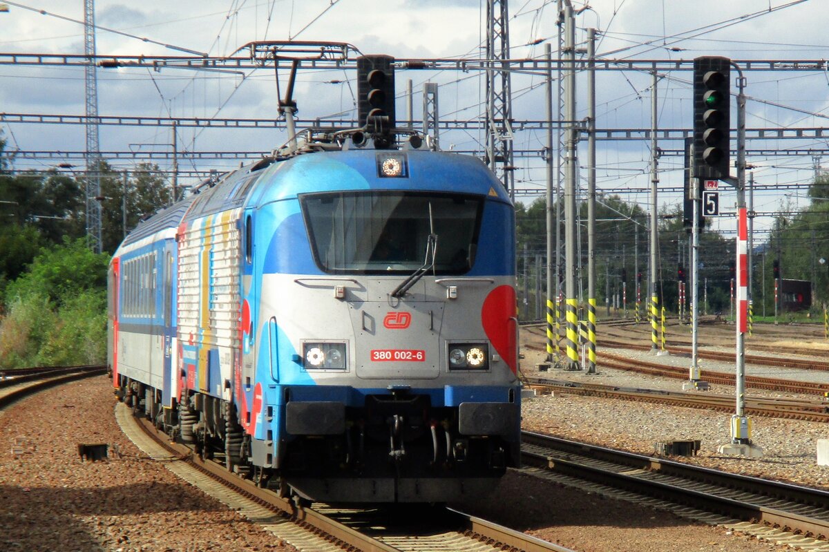 Aus Linz Hbf kommend treft am 15 September 2017 CD 380 002 mit ein SchnellZug nach Praha hl.n. in Tabór ein. Aus Linz Hbf kommend treft am 15 September 2017 CD 380 002 mit ein SchnellZug nach Praha hl.n. in Tabór ein.