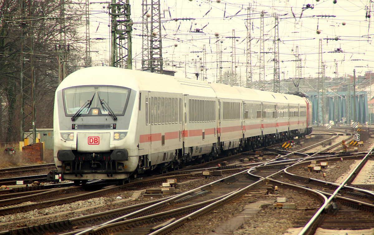 Aus Osnabrück kommend schiebt hier 120 132-6 einen IC in den Bremer Hauptbahnhof. 03.03.12