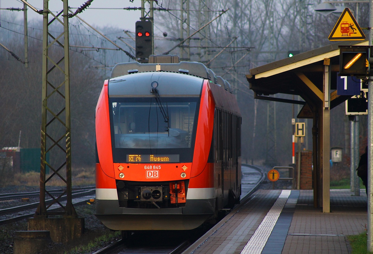 Aus der RB nach Husum wurde bis auf zwei Züge(Nachts als RB 75) der RE 74...hier verlässt der Lint 0648 345/845 als RE 74 nach Husum Schleswig. 14.12.2014