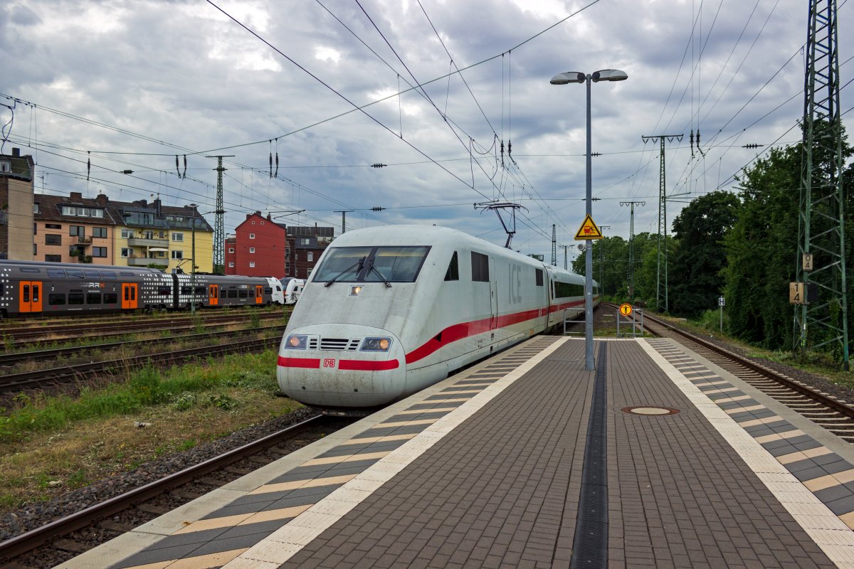 Aus Richtung Frankfurt kommend rollt eine ICE1-Garnitur mit 401 068 an der Spitze dem n�chsten Halt im K�lner Hauptbahnhof entgegen.