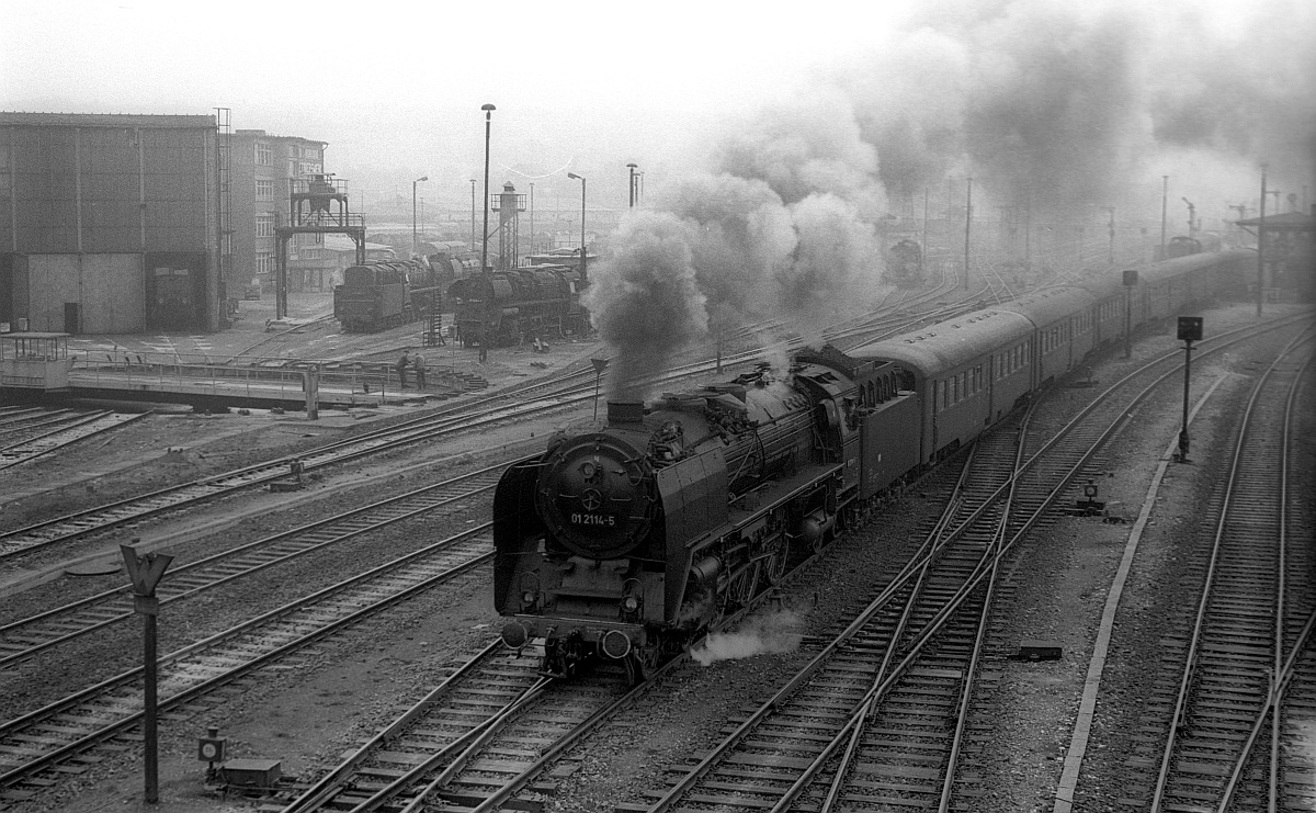 Aus der Schatzkiste...01 114 mit dem P 4004 Ausfahrt Saalfeld(Aufnahmeort Affenfelsen Saalfeld) 30.04.1980 (Bearb. M.Steiner, (C) D.Schikorr)