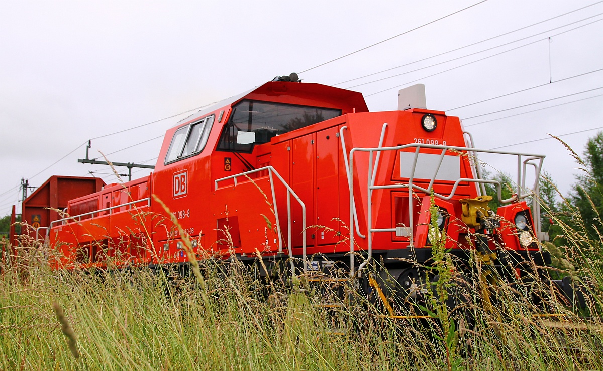 Aus der Sicht meiner 4-jährigen Tochter....DB 261 098-8 hat gerade ein paar leere Waggons in der Ladestrasse in Jübek abgestellt. 19.06.2014