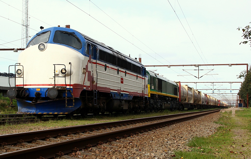 Aus Taulov kommend hat hier die MY 1146 zusammen mit dem Class 66  Booster  266 031-4(die Class 66 wird NUR als Zugkraftverstärker genutzt da diese Loks kein ATC System haben ebenso dürfen diese nicht alleine fahren)und dem Zementzug Einfahrt in den Gbf Padborg. Der Zug wird später ohne die Diesel von einer E-Lok übernommen und fährt dann nach Eichenberg(Deuna Werks Gbf). Padborg 31.08.2012