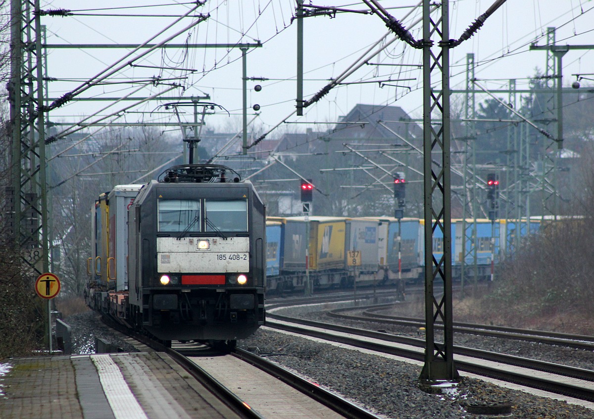 Aus Wanne-Eickel kommend rauscht hier die MRCE/TXL 6185 408-2 mit ihrem KLV durch Schleswig Richtung Dänemark. Schleswig 09.02.2017