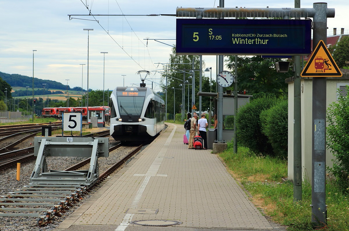 Aus Winterthur kommend fährt der RABe 526 720 am 26.07.2015 in Waldshut ein. Dem Gepäck nach zu urteilen, haben die heimreisenden Fahrgäste ihren Kurzurlaub im Nachbarland auch zu Einkäufen genutzt.