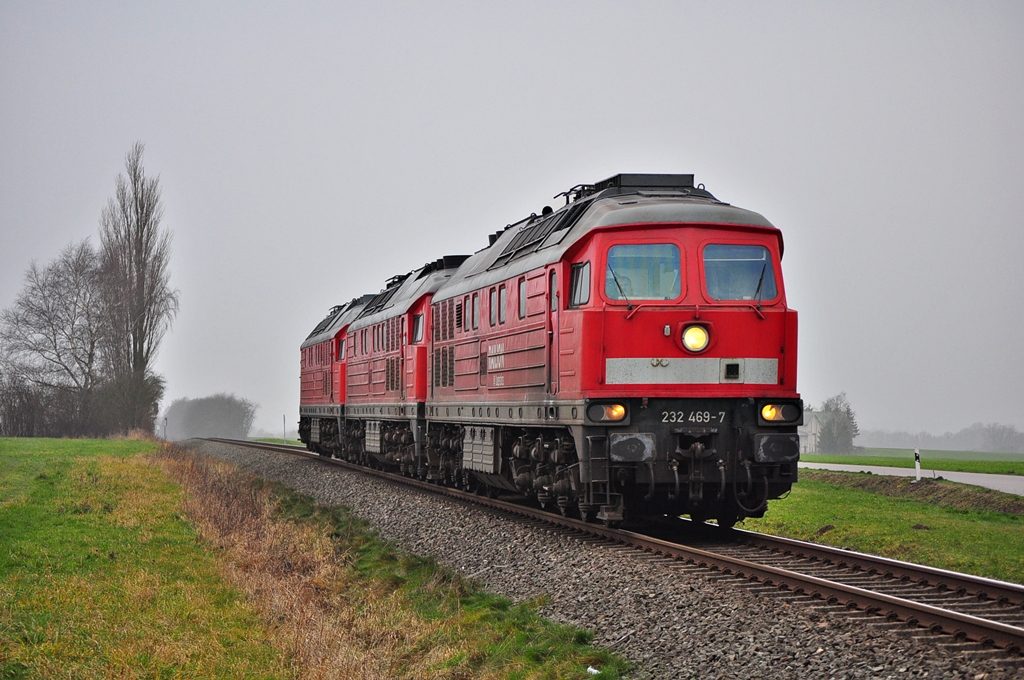 Aus Wismar kommend rollt die 232 469 mit ihren Schwestern 233 127 und 232 669 als T 66353(Wismar-Ros.Seehafen)durch Gross Schwaß in Richtung Rostock.Geknipst am 11.12.2013.