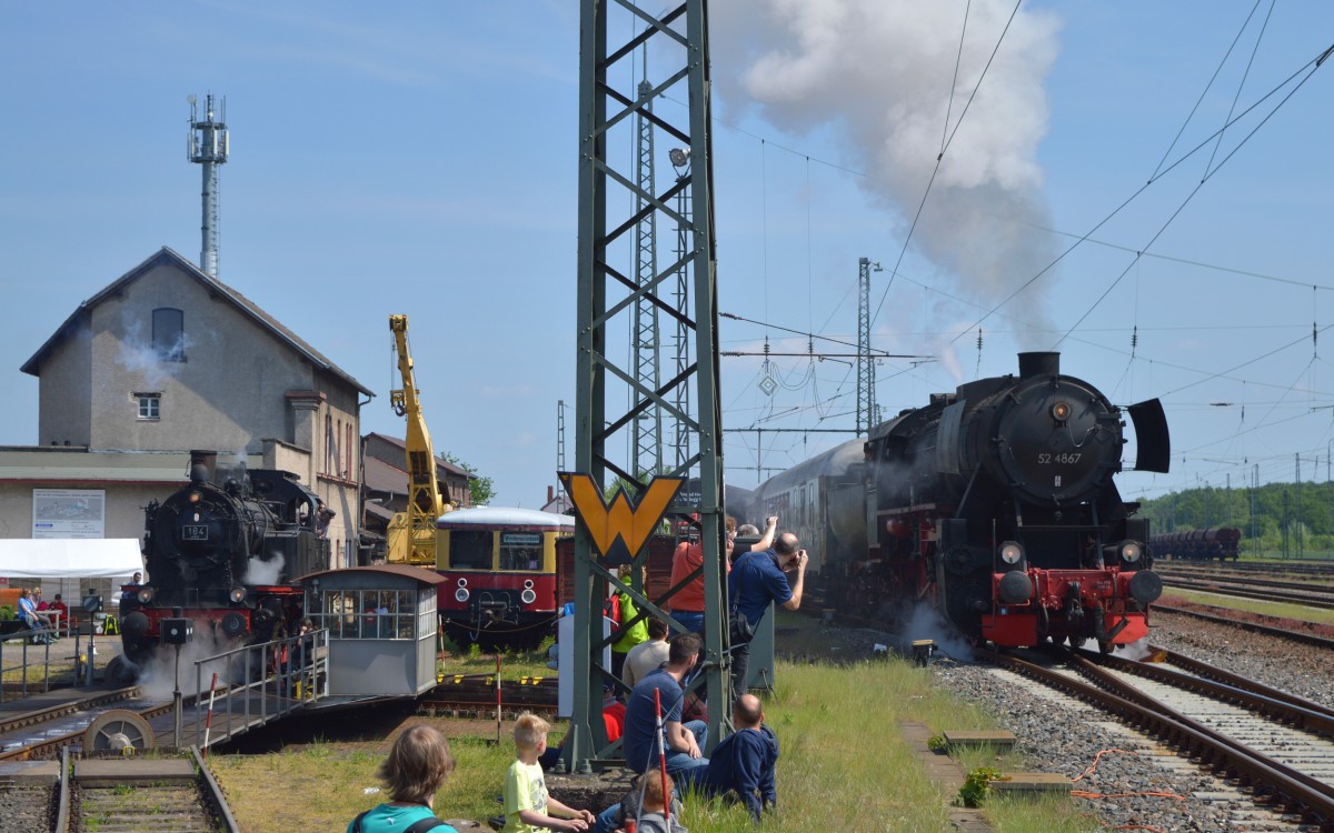 Ausfahrt (1). Während 52 4867(HEF) ausfährt, absolviert die ELNA Führerstandsmitfahrten am 14.05.2015