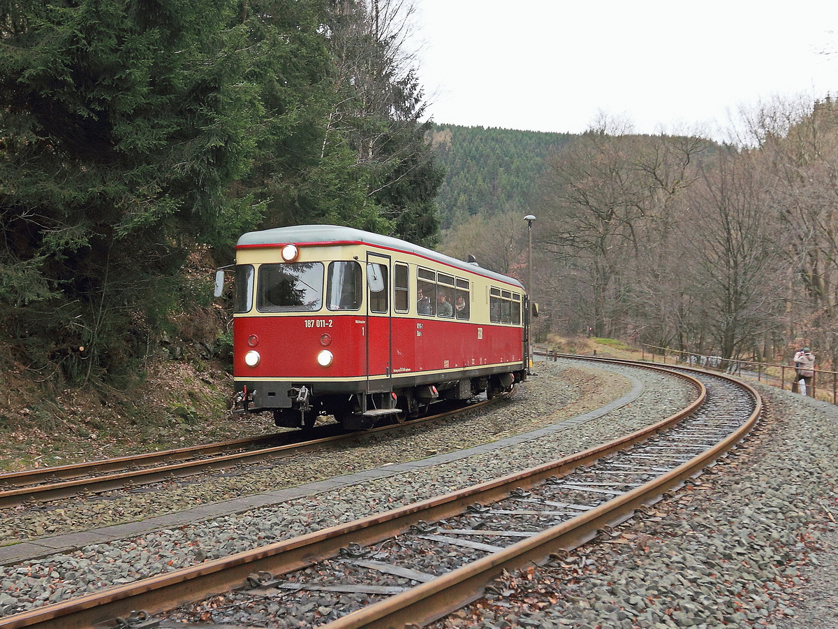 Ausfahrt 187 011-2 aus den Bahnhof Eisfelder Talm�hle nach Quedlinburg (HSB 8952)  am 30. Januar 2016.