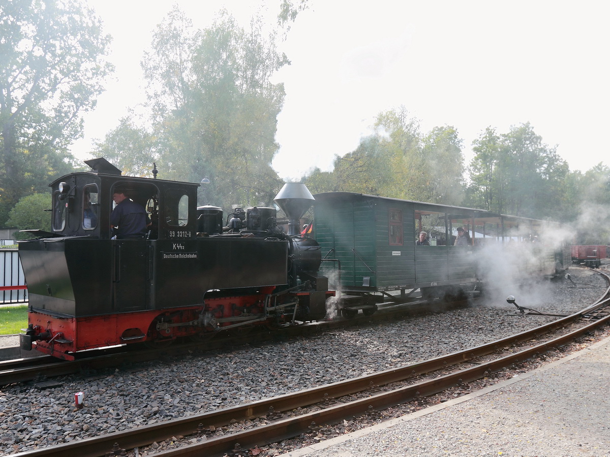 Ausfahrt 99 3312-8 aus dem Bahnhof Wei�wasser am 04. Oktober 2015.