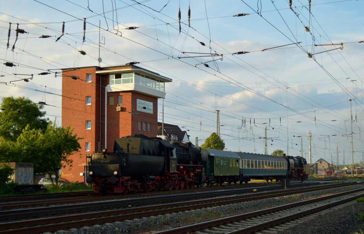 Ausfahrt des Überführungszuges nach Frankfurt aus Darmstadt Kranichstein am 17.05.2015. Gezogen durch 52 4867 und geschoben von 01 118.
