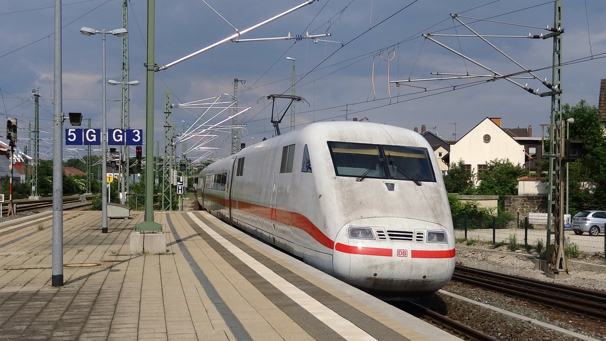Ausfahrt eines ICE1 aus dem Bahnhof Lichtenfels.
Aufgenommen im Juni 2014.
