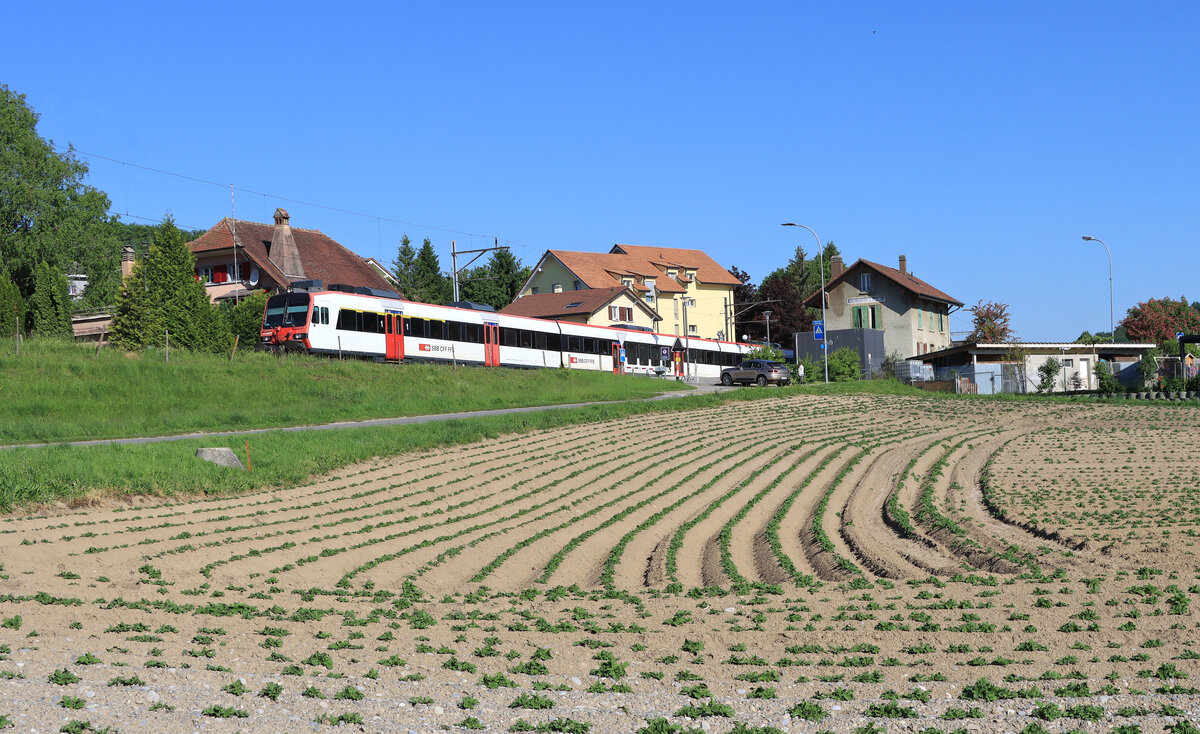Ausfahrt eines NPZ Domino-Zugs aus Léchelles, Richtung Fribourg. Geführt von Steuerwagen ABt 39-43 842. 1.Juni 2021 