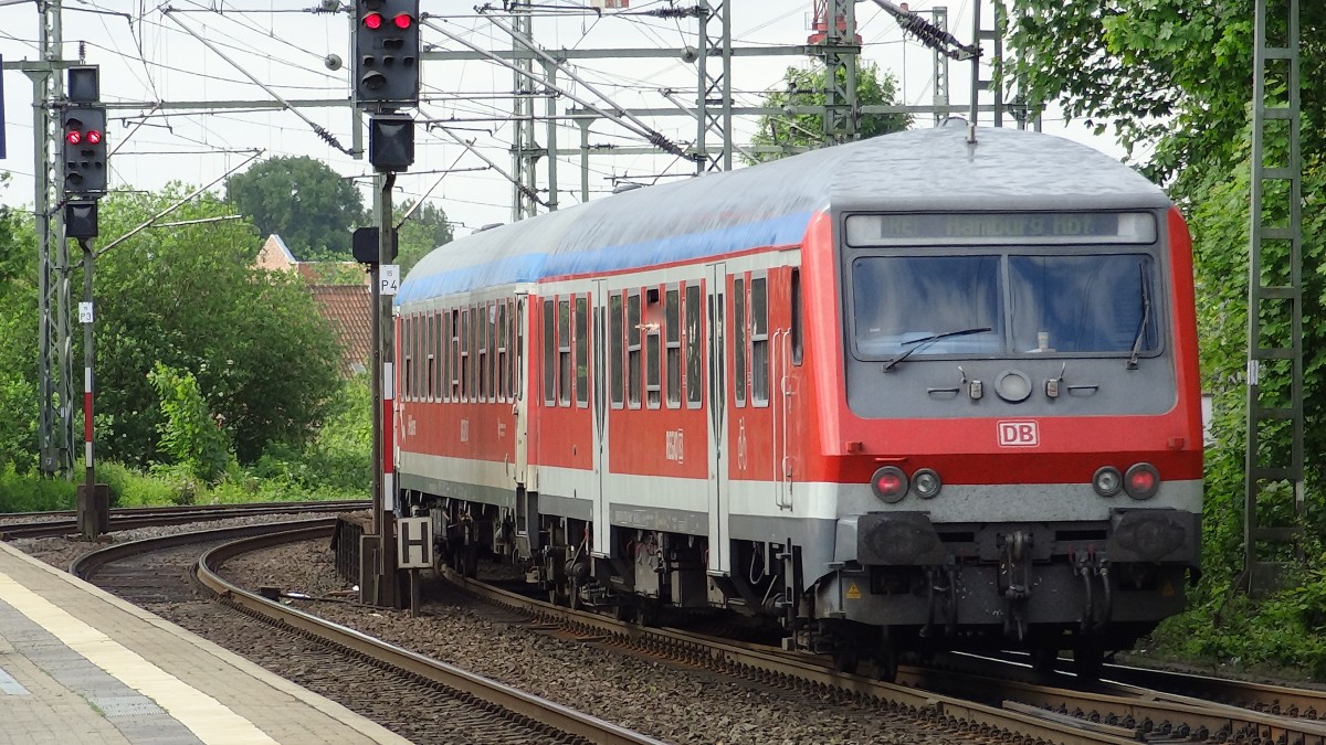 Ausfahrt eines RE nach Hamburg Hbf aus Neum�nster.
Aufgenommen im Mai 2014.