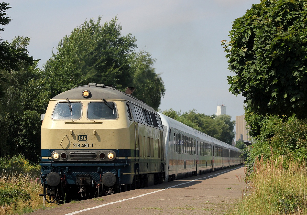 Ausfahrt für RPRS 218 490 mit dem IC 2375. Husum 25.07.2021