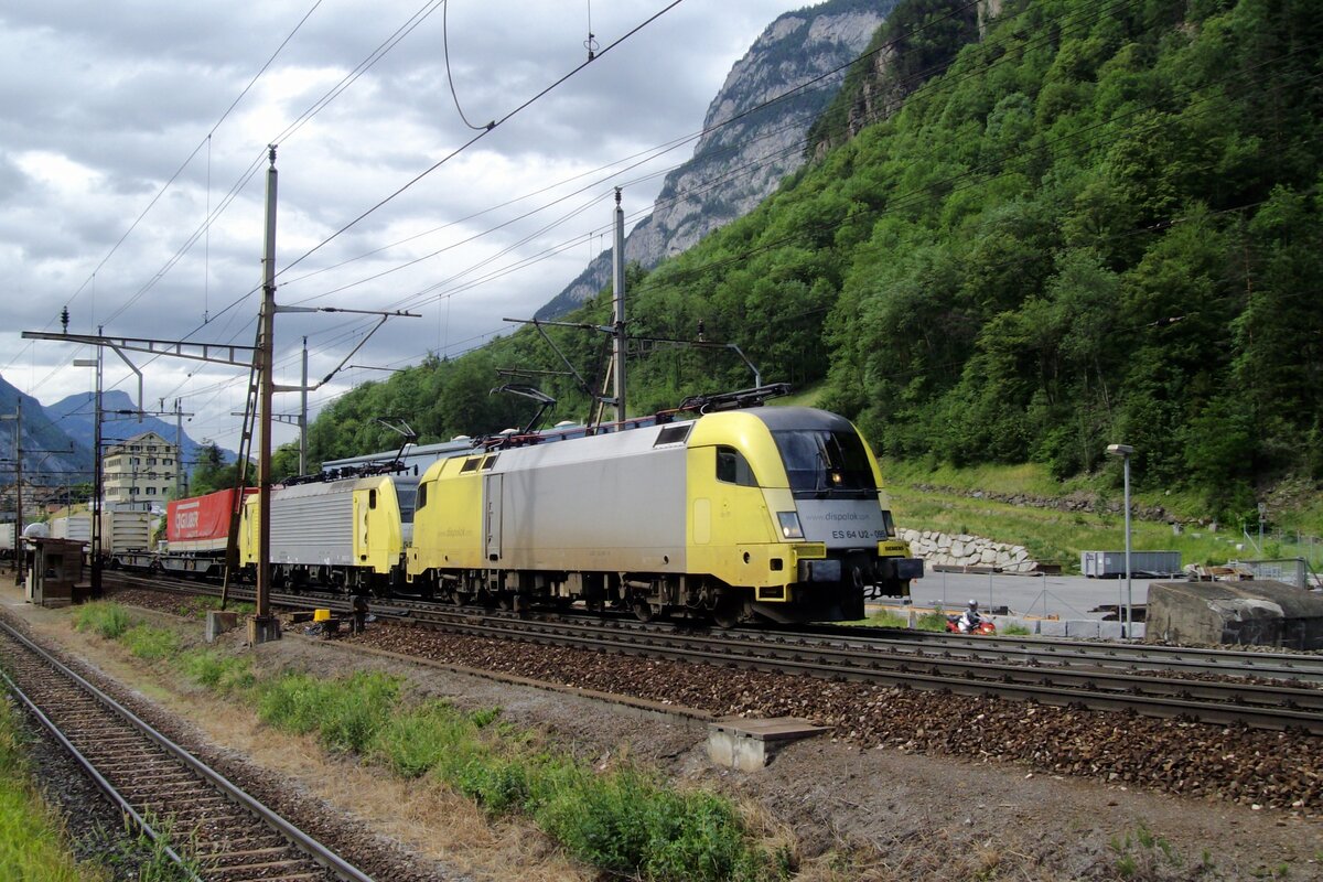 Ausfahrt von der kahler TX Log U2-095 aus Erstfeld nach Göschenen am 7 Juni 2009.