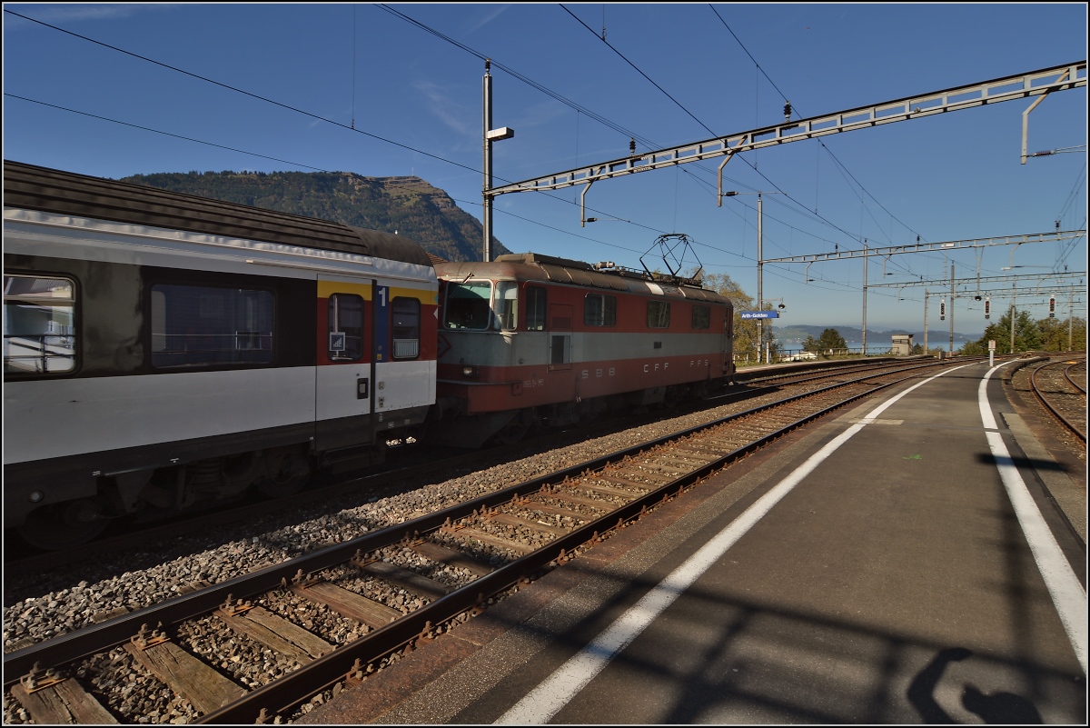 Ausfahrt Richtung Zug von einem Interregio mit Swiss Express Re 4/4 II 11108 aus Arth-Goldau. Oktober 2014.