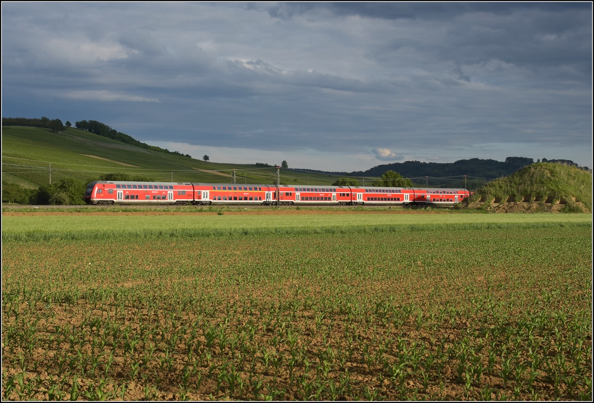 Auslaufmodell am Oberrhein. 146 218 mit Dostozug und Eigenwerbung nach Basel. Auggen, Mai 2020.