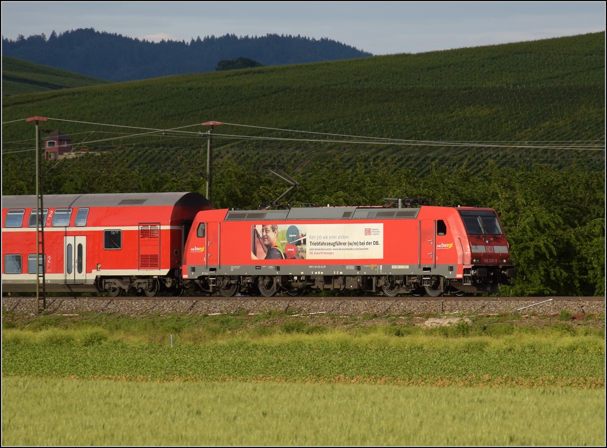 Auslaufmodell am Oberrhein. 146 218 mit Dostozug und Eigenwerbung nach Basel. Auggen, Mai 2020.