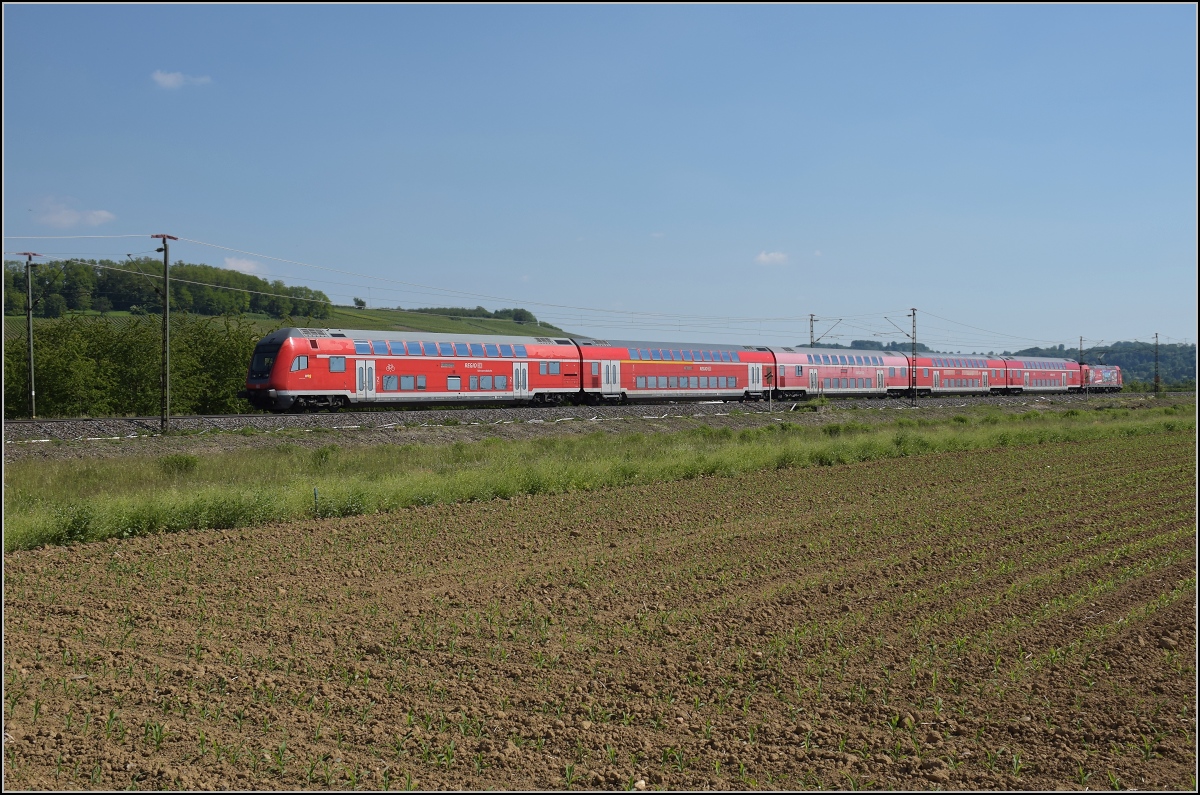 Auslaufmodell am Oberrhein. 146 229 im Europaparkkleid mit Dostozug nach Basel. Auggen, Mai 2020.
