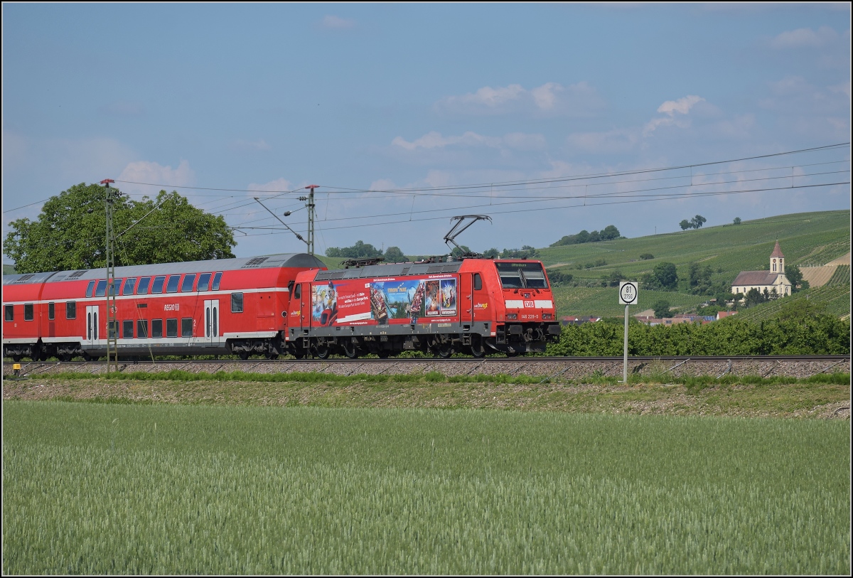 Auslaufmodell am Oberrhein. 146 229 im Europaparkkleid mit Dostozug nach Basel. Auggen, Mai 2020.
