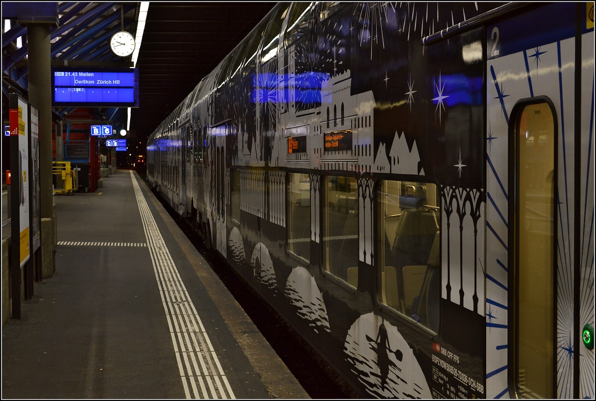 Aussergewöhnlich dekorierte S-Bahn in Winterthur. Oktober 2014.