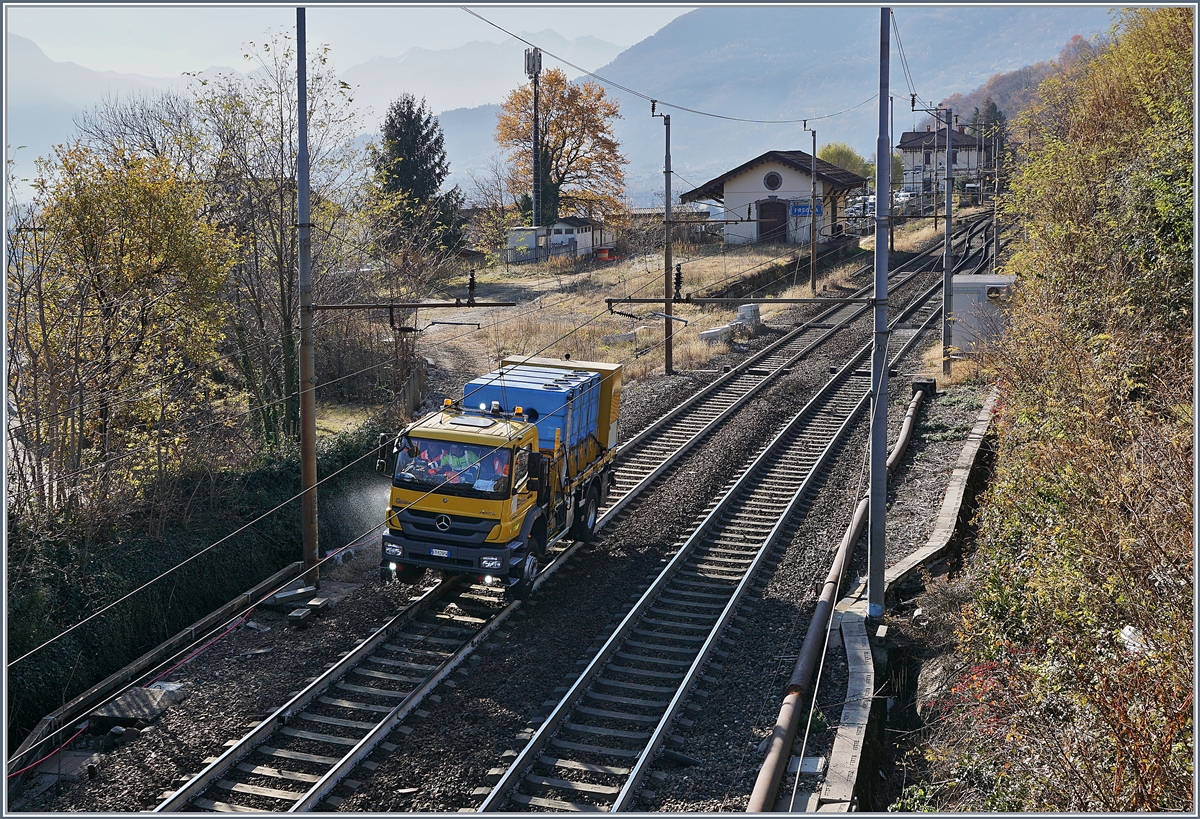  Autobahn  - so mein Gedanke, als ich dieses Bahndienstfahrzeug in Preglia sah. 
Nach einer längern Pause auf eine Abstellgleis fuhr es spritzend Richtung Varzo.
21. Nov. 2017