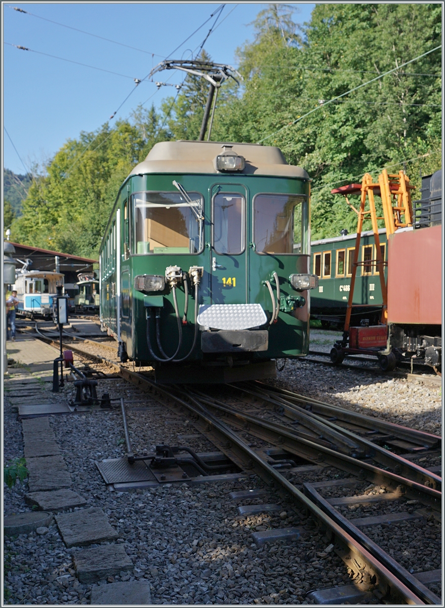 Autour de la voie ferrée / Rund um die eiserne Bahn (Herbstevent 2024) - Dieses Jahr zu Gast bei der Blonay-Chamby Bahn: der wunderschön hergerichtet GFM (Historique) BDe 4/4 141 in  Tannengrün ; der Triebwagen wurde 1972 gebaut und zeigt sich hier in Chaulin beim Rangieren.

7. Sept. 2024  