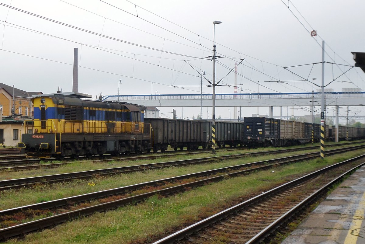 AWT Cmeliak 770 525 rangiert am regnerischen 26 Mai 2015 in Ostrava hl.n.